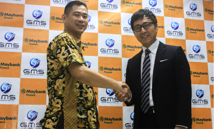 Maybank Finance President Akexander氏(左)と、GMS Indonesia 中島社長(右)